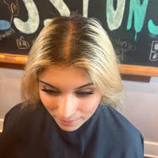 After and before by @jenna.be.hair 🤩 . . . #afterandbefore #beforeandafter  #hairtransformation #transformation #shadeseq #redken @redkenpro @oribe  @bumbleandbumble