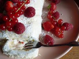 Biscuit Roule Pavlova Aux Fruits Rouges Et Au Mascarpone Chroniques D Une Chocoladdict Biscuit Roule Pavlova Dessert