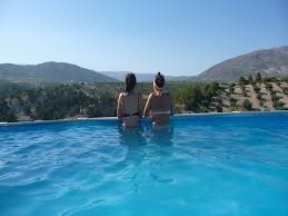 La piscina es de uso exclusivo para los huéspedes que se alojan en la casa. Hotel En Castril El Geco Verde