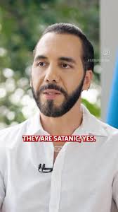 Carmen Rich, a financial analyst was recording a beach storm with family  when he saw a UFO 🛸 zip through the sky in Fort Lauderdale Beach, FL 🇺🇸  The person he was