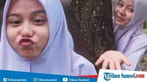 Profil Karin Putih Abu Abu Cover Lagu Bagaikan Langit Popularitasnya Bisa Saingi Nissa Sabyan Lagu Profil Abu Abu