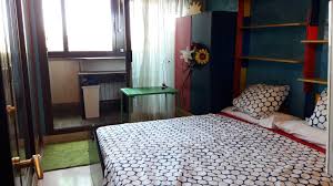 A continuación vamos a ver una típica distribución de ambientes, en el primer piso la sala está separada de la cocina por muro, es ideal para personas que les gusta la privacidad en la zona de preparación de alimentos, en este nivel también hay un dormitorio; C Habitacion Doble Con Bano Y Cocina Privada En Zona Familiar