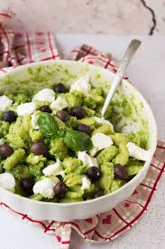 Ricetta Pasta Fredda Al Pesto Di Zucchine Caprino E Olive Un Primo Piatto Veloce E Gustoso Ricette Pasta Fredda Ricette Pasta Fredda