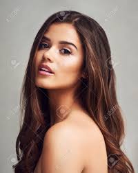 Ela Tem Cabelo Bonito, Deixe-os Brilhar. Foto De Estúdio De Uma Jovem Mulher  Bonita Com Cabelo Longo Lindo Posando Contra Um Fundo Cinza. Foto Royalty  Free, Gravuras, Imagens e Banco de fotografias.