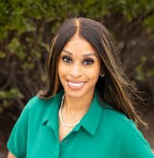 Amanda Mullen's Instagram, Twitter & Facebook