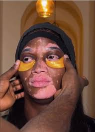 A make up Artist work story VS his wonderful result. What make Artist can't  do, dose not.....