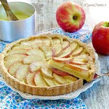 Dall'aspetto rustico, è perfetta da servire durante un pranzo formale con amici e parenti. Crostata Con Crema Pasticcera E Mele Golosa E Squisita Ricetta Facile