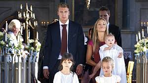 The baroness, who used to be known as caroline fleming, comperes a tv show in denmark called topmodel, and apparently the tabloid se og hor noticed the tattoo on wednesday at a. Caroline Fleming Og Nicklas Bendtner Dobte Deres Son Billed Bladet