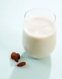 Lait D Amande Tout Savoir Sur Les Qualites Nutritionnelles Du Lait D Amande Elle A Table