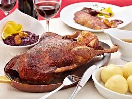 So Gelingt Der Entenbraten Die Kuchenfertige Ente Grundlich Waschen Und Trockentupfen Mit Reichlich Salz Innen Und Auss Entenbraten Rezept Entenbraten Rezepte