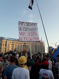 22:15 protestul se stinge, in piata au mai ramas mai putin de 200 de oameni. Update Live 10 August 2019 Miting La Un An De La ViolenÈ›ele Din PiaÈ›a Victoriei Foto Europa Fm