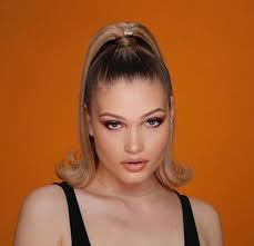The Chicest 90s Hair Looks With A Modern Twist You Can Wear Today 2000s Hairstyles 90s Hairstyles Hair Looks