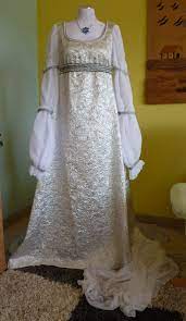 Ein silbergewirktes kleid mit schleppe zum ball aber eine prinzessin ist es nicht. Kleider Schmuck Frisur Wie Aschenbrodel 3hfa Fanseite