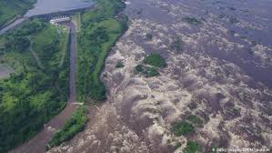 Gmässen an syyre wasserfierig vu 39.160 m³/s isch er sogar dr grescht strom vu afrika un dr zweetgrescht. Kongo Zwischen Strommangel Und Mega Staudamm Afrika Dw 19 03 2020