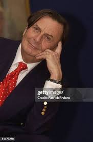 ELTON JOHN AT THE HARRY CAFE DE WHEELS IN SYDNEY EATING A HOMEMADE... News  Photo