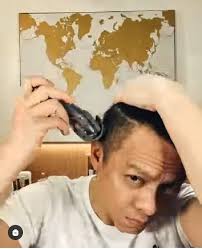 Tahun baru ditandai oleh munculnya berbagai tren terbaru. Potong Rambut Sendiri 10 Pilihan Gaya Rambut Ariel Noah Jadi Tren