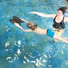 C'est probablement l'une des blagues les plus connues à faire à ses amis pendant qu'ils dorment : Faire Pipi Dans La Piscine La Honte De La Mere Cynthia Kafka