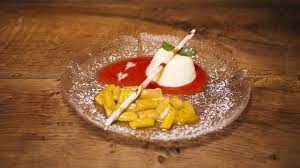 Nachspeise Manja Rohm Holunder Panna Cotta Auf Erdbeersauce Mit Rhabarberkompott Br De Erdbeersauce Nachspeise Rhabarberkompott