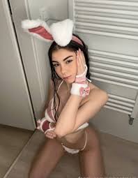 Ambra, star di OnlyFans a 19 anni: «Spogliarmi? Meglio che fare la  cameriera»