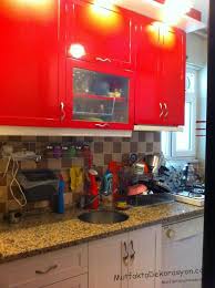 Bu yöntemi kullanarak duvardan sticker nasıl çıkarılır öğrenecek ve kolayca duvarlarınızdaki yapışkanlardan kurtulacaksınız duvarlara… Mutfak Dolabi Icin Yapiskanli Folyo Secimi Ve Kaplama Yontemleri