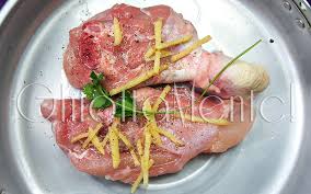 Disponete il pollo intero su un tagliere, con il petto rivolto in prima di cucinare il pollo, è consigliabile lasciarlo marinare qualche ora, per eliminare il suo odore caratteristico e per renderlo più gustoso alla cottura. Dieta A Zona Cosce Di Pollo Cotte A Vapore Ghiottamente