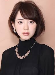 柔らかさのある女性らしいショートボブスタイルです ショートは短すぎるしオカッパボブよりはふんわりしたい方にオススメです 顔周りに少し長さが残るので顔型もカバーをすることも可能です 後頭部はふんわりさせるようにレイヤーをいれます トップから根元の