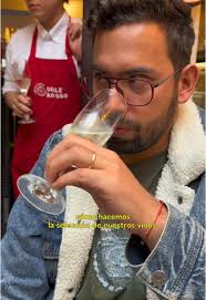 ¿Quieres saber cómo elegimos nuestros vinos? Te lo contamos todo en este  video 🍷 Además, te invitamos a que disfrutes de nuestra amplia selección  de vinos italianos para que acompañes tus pizzas, ...