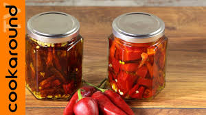 Chiudete i vasetti e conservateli al buio in un luogo fresco e asciutto. Olio Santo Piccante Come Prepararlo Ricetta Youtube
