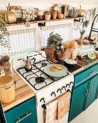 Couple Purchased 2 000 Bus And Turned It Into Their Dream Home Living In Kitchen Decor Home Kitchens Home