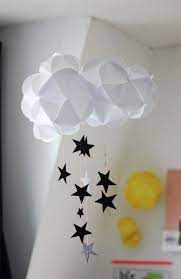 Für die wolke benötigt man zwei etwa din a4 große stoffstücke, für die regentropfen genügen kleine reststücke von etwa 8 x 10 cm. Baby Mobile Selber Basteln Papier Schwarze Sterne Weisse Wolken Basteln Mit Papier Glucksbringer Basteln Papier Baby Diy