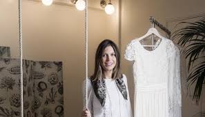 Robe de mariée et manteau blanc carven chez maria luisa mariage. Les 20 Ans De Laure De Sagazan Comment Elle Est Devenue Creatrice De Robes De Mariee L Etudiant