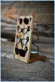 brillenstander brillenhalter aus holz akazie basteln mit beton tisch akazie aus basteln mit bet wood craft projects wood shop projects small wood projects