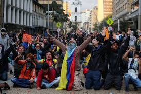 La noche de toque de queda en bogotá se vivio entre el miedo y la desinformación. El Alcalde De Bogota Decreta El Toque De Queda Por Vandalismo En La Ciudad Economia Cinco Dias