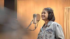 Sheila majid resmi memperkenalkan single terbarunya yang berjudul ketika cinta ingin dimengerti. Andien Pamer Proyek Lagu Baru Aku Jatuh Cinta Pada Masa Lalu