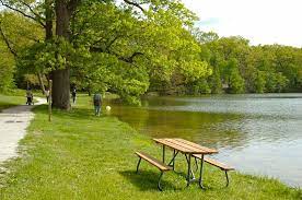 gol kenarinda bir piknik yeri geziler goller yerler