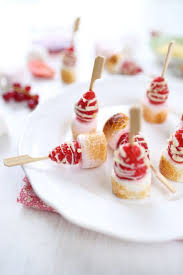 Petites Brochettes De Chamallow Et Fraise Chefnini Recette Recettes Sucrees Recette Brochette