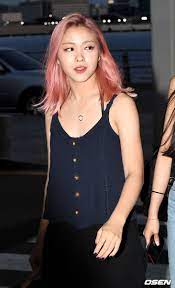 I don't remember who made it tho. ë¥®ë ¹ à­§ à­¨ On Twitter Shin Ryujin S Pink Hair Looking So Striking With Her Dark Colour Clothes Also Ryujin S Hair