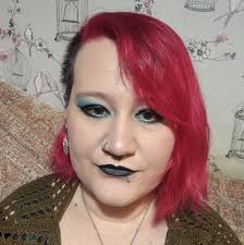 Anyone know what this is an what they like? Probably won't come near me  again but wanna try get what it wants lol 😆 found in the Grove