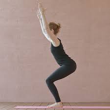 Es gibt viele tolle kreative anregungen für eine ausgewogene wohltuenede yogapraxis auf und am stuhl. Asana Des Monats Utkatasana Der Stuhl