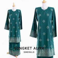 Asalamualaikum.untuk memudahkan pelanggan membuat pilihan dan melihat koleksi kami,puan boleh layari instagram kami yg ini @rsfg.stock lebih mudah dan. Baju Kurung Johor Songket Aliya Emerald 1 Saeeda Collections
