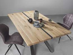 Appliquer de l'huile de teck à la brosse plate sur tout le plateau. Entretenir Et Proteger Sa Table A Manger En Bois Massif Nos Conseils Blog De L Ameublier