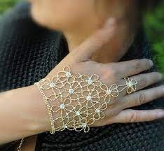 Sahmaran Bileklik Modelleri Sahmaran Bayan Bileklikleri Moda Mekani Modeles De Bijoux En Perles Bracelet En Perles Bijoux De Main