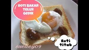 Tuang adonan di teflon, tunggu sampai setengah matang. Resepi Roti Telur Goyang