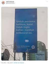 Pemilihan media poster dilakukan dengan cara menyesuaikan tempat poster akan diletakan. Viral Foto Baliho Tak Ingin Dilihat Berharap Semua Orang Di Rumah Aja