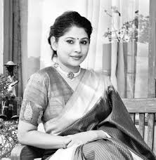 Telangana Cadre IAS Officer's Saree Swag for National Handloom day -  TeluguZ.com