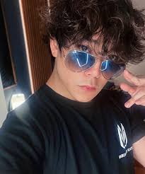 vette 🧛🏼‍♀️ (@vkeiren)