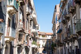 Das reizvolle meer lädt zu ausgiebigem erleben ein, fruchtbar und üppig ist die landschaft, ein sattes grün der wälder und seine erhebungen umgarnen den ort. Catania Sehenswurdigkeiten Sicilia Ferien De