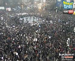 Svetske agencije: Desetine hiljada ljudi na protestima u Srbiji protiv  populističkog predsednika Srbije Aleksandra Vučića. Skup na beogradskom  Trgu Slavija jedan je od najvećih poslednjih godina | Hronika