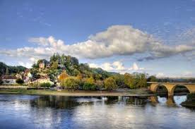Le Village De Limeuil De Dordogne Est Encore Partiellement Entouree De Ses Remparts D Origine Et L Un Des Villages De Carte P Tourisme Beaux Villages Dordogne