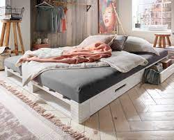 Das ist schonend für den geldbeutel. Weisses Palettenbett Mit Schublade Aus Massiver Kiefer Bassa